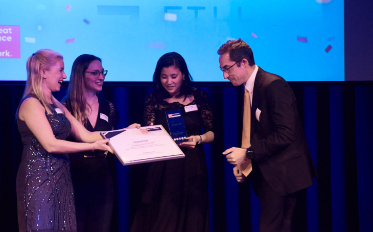 Zwei Greenliff-Mitarbeiter nehmen den Great Place To Work Award entgegen.