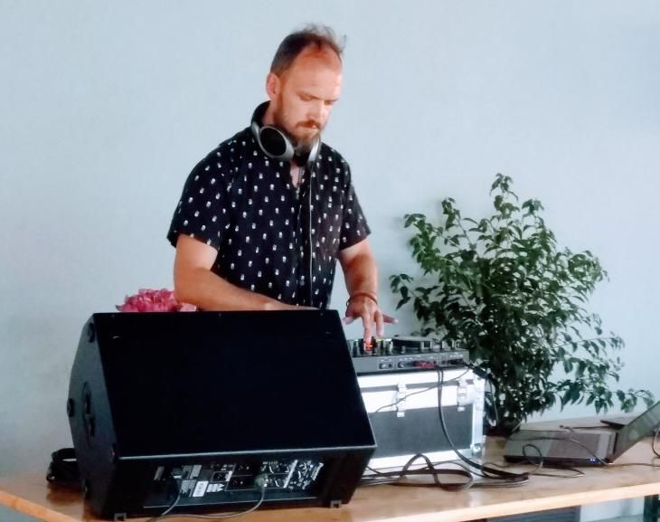 An der Greenliff Jubiläumsparty sorgt DJ Crang für stimmungsvolle Musik.