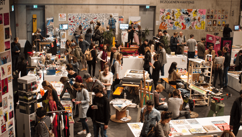 Many people are visiting the booths of different graphic desingers at grafikSCHWEIZ. 