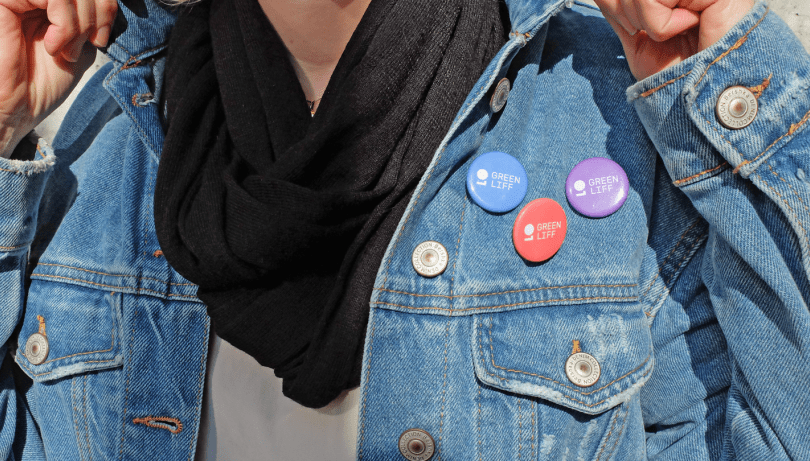 Eine unserer Mitarbeiterinnen in einer Jeansjacke mit Greenliff-Buttons - freut sich darauf, an der ETH Kontaktparty interessante Menschen zu treffen. 